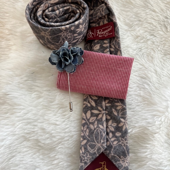 Penguin necktie, pocket square and label pin Cadet color. An original Penguin - Picture 8 of 10